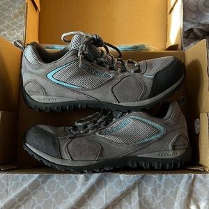 Women’s US Size 8.5 Columbia Hiking Sneakers with Extra Laces.